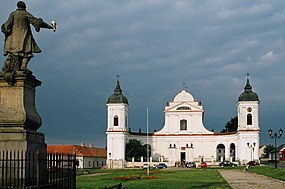 Касьцёл Найсьвяцейшай Тройцы і помнік Стэфану Чарнецкаму