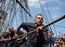 Marins hissant le hunier de misaine.