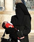 Женщина с ребёнком в Алеппо, 2010 год