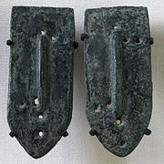 Écailles de cuirasse en bronze provenant de Ras Shamra. Musée du Louvre.