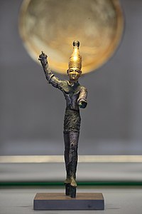 Statuette en bronze et or de Baal brandissant le foudre, XIVe siècle-XIIe siècle av. J.-C., trouvée à Ras Shamra, musée du Louvre.