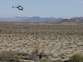 Helicóptero da Patrulha de Fronteira dos EUA ao longo de El Camino del Diablo, fronteira Arizona-Sonora, 2004