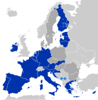 Еврозона (тёмно-синий) состоит из 20 государств-членов, официальной валютой которых является евро 