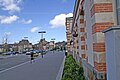 Vue du bâtiment voyageurs et de la place vers la ville.