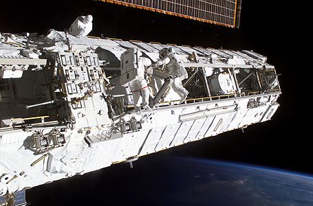 L'estructura P1 de l'EEI sent instal·lada en el STS-113 el 28 de novembre de 2002