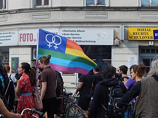 Drapeau LGBT sur lequel s'ajoutent les symboles de Vénus entrelacés, Berlin, 2018.