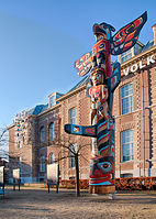 Wereldmuseum Leiden, totempaal (8 m), gevelinstallatie (Remy Jungerman)