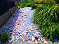 Cours d'eau au quartier Madagascar à Douala, Cameroun, submergé par la pollution plastique. Mai 2017.