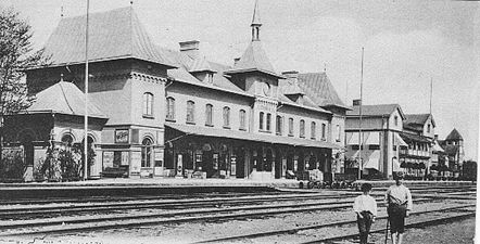 Storviks Järnvägsstation & Hotell omkring år 1880. Hotellet i bakgrunden till höger om stationshuset byggdes av Wilhelmina 1878.