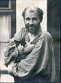 Der Maler Gustav Klimt mit seiner Katze