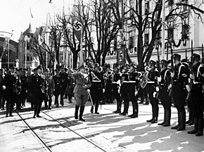 1938년, 클라겐푸르트에 도착한 아돌프 히틀러. 하인리히 힘러는 히틀러의 오른쪽 약간 뒤에 서서 친위대를 지도하고 있다.
