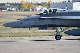 F/A-18 der kanadischen Luftwaffe. Die auf der Unterseite aufgemalte Cockpithaube soll im Luftkampf den Gegner über die tatsächliche Fluglage der Maschine täuschen