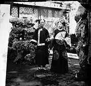 1869年，John Thomson在北京拍摄的，佩戴钿子、身穿吉服的贵族妇女。