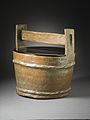 Vase à eau pour la cérémonie du thé / seau en bois. Grès, émail naturel de cendre H. 27 cm. Four de Tamba, Momoyama, 1573-1615. LACMA