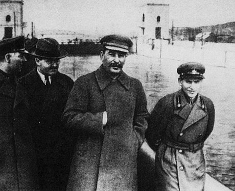 Nikolaï Iejov (à droite) avec Kliment Vorochilov, Viatcheslav Molotov et Joseph Staline.