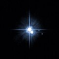 Plutone e tre dei suoi cinque satelliti: Caronte, Notte e Idra