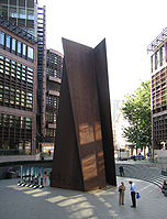リチャード・セラ作『Fulcrum』1987年。高さ16.7m（55ft)という耐候性鋼の自立彫刻。ロンドンのリバプール・ストリート駅付近