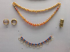 Joaillerie en or, lapis-lazuli, cornaline, tombe PG 1054.