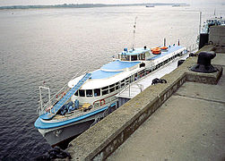 Bateau OM 403 accosté au quai.