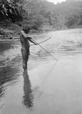 Indián lovící lukem ryby
