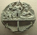 Возможно царь юэчжи и обслуживающий персонал, каменная палитра Гандхара, I век до н. э.