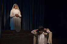 عکس از صحنه‌ای از نمایش بیگانه اثر آلبرکامو (اجرا شده در سالن تئاتر شهر)
