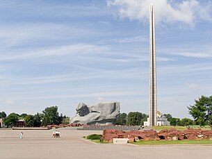 «Смага» і штык-абеліск манумента «Мужнасць»