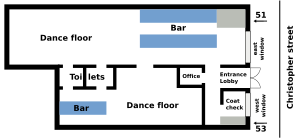 Ilustrasi digital berwarna dari tata letak Stonewall Inn pada tahun 1969: sebuah bangunan berbentuk persegi dengan tampak muka di Christopher Street. Lobi berada di dekat pintu masuk. Pengunjung dapat langsung ke bar yang lebih besar di sebelah kanan dekat lantai dansa yang lebih luas. Dari lantai dansa yang luas ada pintu masuk ke ruangan yang lebih kecil. Di dalamnya ada lantai dansa dan bar berukuran kecil.