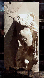 Stèle funéraire représentant un éphèbe, nécropole d'Aï Khanoum, IIIe-IIe siècle av. J.-C., calcaire, 50 × 26 × 11,5 cm, musée national d'Afghanistan[67].