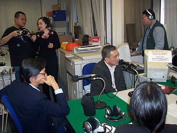 人民台《風蕭蕭》。2004年11月25日。推咪員 Amuro，嘉賓主持 Swana。