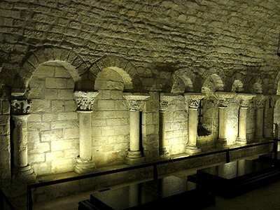 Stene kripte, ki jih je zgradil opat Hilduin (9. st.