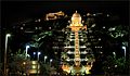 Vista nocturna de los jardines y el mausoleo del Bab desde la avenida a pie del Monte Carmelo