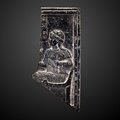 Fragment dintr-o stelă votivă cu silueta zeiței Ninsun așeazată pe tron; 2255-2040 î.Hr.; steatit; înălțime: 14 cm; Luvru