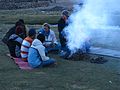 ジャンムー・カシミール州ラダックで牛糞ケーキを燃やす人々