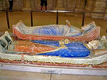 Photographie de deux gisants colorés en rouge et en bleu
