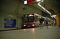 Spurbus mit Türen an der lin­ken Seite im Es­se­ner Stadt­bahn­tunnel