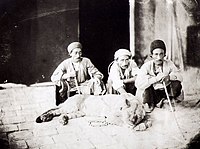 Hombres con un león vivo en Irán. Fotografía de Antoin Sevruguin (década de 1830-1933)