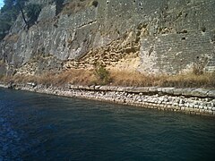 Vestige de l'ancien chemin de halage (Diolkos), qui servait à tirer à bras d'hommes les bateaux dépourvus de moteur. Il existe un chemin de chaque côté.