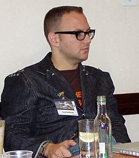 Кори Доктороу на 63-м съезде фантастов Worldcon в Глазго (август 2005)