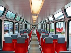 La voiture panoramique centrale, ici dans un Z 850, offre aux passagers une vue imprenable sur le paysage. En revanche, le plancher surélevé sans portes est un obstacle aux échanges de voyageurs en gare pour le RER de Lucerne.