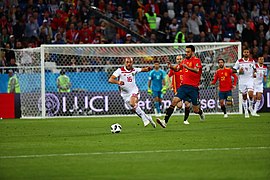 Amrabat en duel contre Sergio Busquets contre l'Espagne.