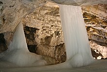 Pohled do jeskynního sálu s ledovými krápníkovitými útvary