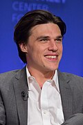 Finn Wittrock interprète Edmund.