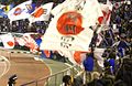 Des supporters japonais utilisant un Kyokujitsuki durant un match de football Japon contre Bosnie-Herzégovine en janvier 2008.