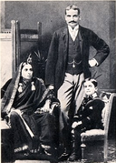 Džavaharlal sa roditeljima Svarup Ranijem Nehru (lijevo) i Motilalom Nehruom 1894.