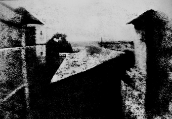 La cour du domaine du Gras, dans le village de Saint-Loup-de-Varennes (Bourgogne-Franche-Comté), par Nicéphore Niépce en 1826. C’est l’une des toutes premières photographies jamais réalisées. (définition réelle 2 597 × 1 805*)