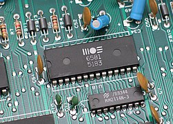 Composants d'un ordinateur des années 1980.