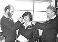 מפקד חיל הים מיכאל ברקאי וראש מספן כוח האדם אורי פז מעניקים דרגת סא"ל לשושנה לובליני 1978.