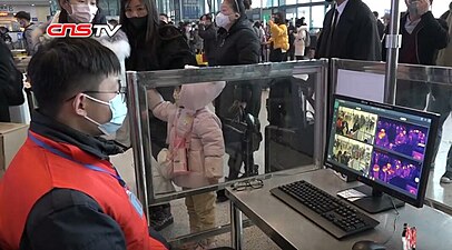 Es van instal·lar càmeres infraroges a l'estació de ferrocarril de Wuhan per comprovar la temperatura corporal dels passatgers abans de pujar als trens