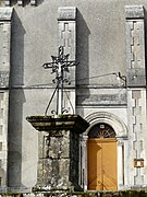 Croix devant le portail de l'église.